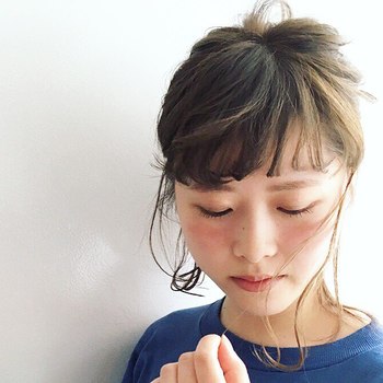 チークをこのように乗せることで、いつものメイクがフレッシュでイノセントな雰囲気に変身。表情に初々しさも出てきます。