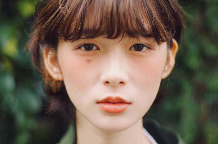 油断するとボテッと色づいてしまうチーク。春らしく頬を染めるには、丁寧にちょっとずつ塗り重ねていくのがポイントです。ぜひ、今回ご紹介したような入れ方にもトライして、思わず触れたくなるような「ふわふわほっぺ」をゲットしてくださいね。