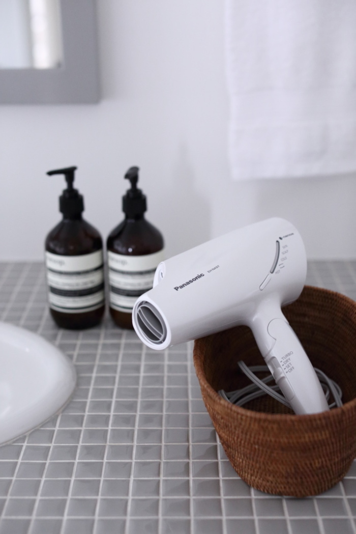 ドライヤーは熱で髪が傷みそうだから、自然乾燥にしてるかたって多いと思います。実は、ドライヤーのほうが髪や頭皮にはいいんです！髪の毛を洗ってすぐ乾かさないと、水分が髪や頭皮に付着したままなので雑菌が繁殖して、フケやかゆみや匂いの原因に。