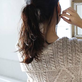 清潔感のある印象を持ってもらえるように、ヘアはアレンジですっきりさせて。表情が分かりにくい分、顔回りの演出で明るいイメージをつくることが大切です。