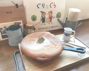 誰もが一度は読んだことのある「ぐりとぐら」。大きなふわふわのホットケーキに憧れた人も多いのでは?甘くておいしいものを作るワクワクした気持ち、一緒においしいものを食べる幸せな気持ちが、なんともほっこり幸せになりますよね。