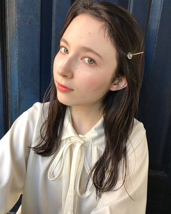 腫れぼったくなるのが心配という人は、目頭から目尻に向かってグラデーションになるように広めに乗せてみましょう。目元に柔らかな華やかさが♪