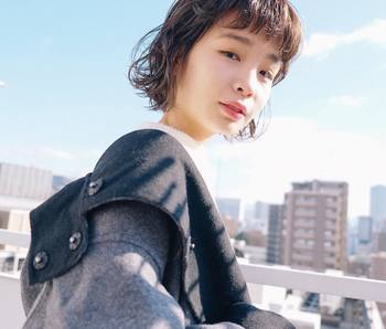元々の唇の色を活かしてリップグロスのみで仕上げると、ナチュラルな印象に。
全体に均一に塗るのではなく、唇の中心が濃くなるように重ねるのがポイントです。