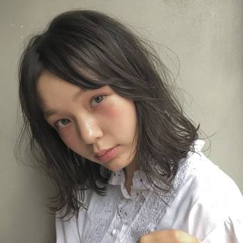 イエローベースの肌は、血色のある健康的な肌色といったタイプの肌です。ブルーベースとは対照的になり、黄色味がかった色、オレンジ系などの暖色系がイエローベースの肌には自然と馴染みます。