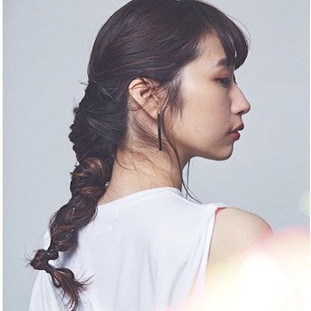 ピンコッタカラーのアイシャドウを、まぶたの上に濃い目にオン。目元に陰影ができ、凛とした女性らしさが生まれます。