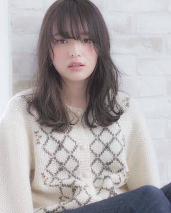 頬骨の上あたりを中心に広めにチークを乗せれば、ガーリーな印象に。ピンコッタカラーのチークなら、子供っぽくなり過ぎず大人のかわいらしさを演出。