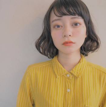全体的に優しい印象を持つ丸顔タイプ。丸く円を描くようにチークを入れてしまうと、チークの幅が横に広くなってしまい、のっぺりとした平たい顔の印象を与えてしまいます。ポイントは、縦に入れることです。縦と言っても頬の一番高い場所(耳の上辺り)から小鼻の辺りに向けて斜めに入れます。“ライン”を意識したチークの入れ方をすることで、シャープで立体感のある小顔メイクが完成しますよ♪