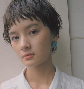日本人には多いイエローベースの肌に自然と馴染むのがオレンジ系。青みがかったカラーだと顔全体がくすんでしまうので、暖色系の色味が含まれたカラーを選ぶと肌との相性◎