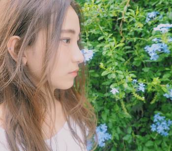 風に揺れる軽やかな質感が、シンプルかつおしゃれ。大人ならではの上質なエアリーヘアで、思わず足取りまで軽くなりそうなスタイルです。