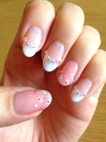 指先にやさしい春をまとって ほんのり甘い ピンクネイル を楽しもう キナリノ