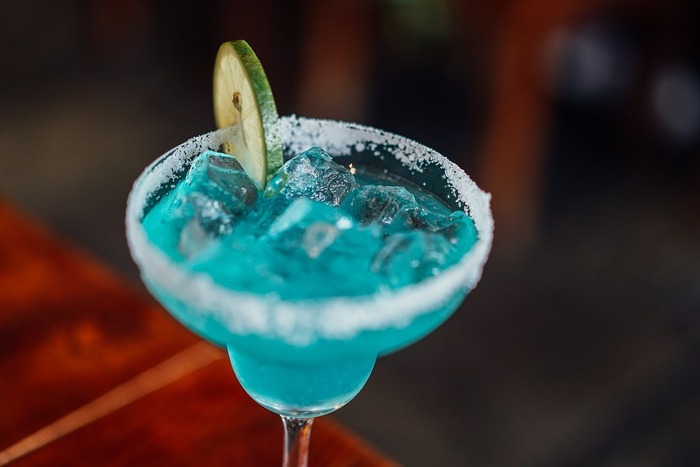 もう一歩進んで、お酒を一杯だけひとりで飲みに行くというのも素敵です。おめかしをして、優雅に振舞ってみると、自分の経験値を増やしてあげることができます。なにごとも経験が増えることで、対応する引き出しの数も多くなるものです。