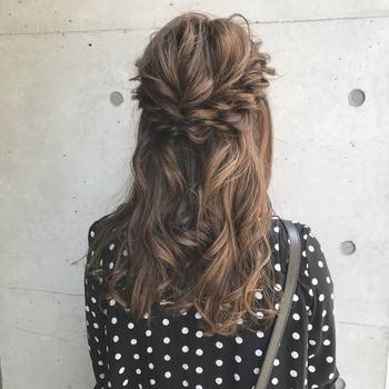 ねじりヘアは最後にほぐすのが大切なポイント!全体のバランスを見つつ、ニュアンスのあるハーフアップを目指しましょう。髪を予め巻いておくと、“ほぐし”もナチュラルにきまります。
