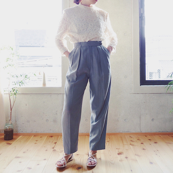 贅沢に使われた総レースのタックブラウス。袖の部分にだけ透け感があり、とても上品ですね。きれいなグレーのパンツと合わせた、品のいい着こなしにぴったり。