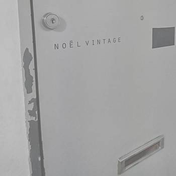 「Noel Vintage(ノエルヴィンテージ)」。国内外から買い付けられた雰囲気のある生地やデザイン、深みのある古着と出会えるお店です。
(昨年まで中目黒で営業していましたが、現在はビルの工事に伴い閉店中。今年中に新たなエリアで新店舗をオープン予定。
現在は、オンラインショップとイベント出店で活動をしています。)