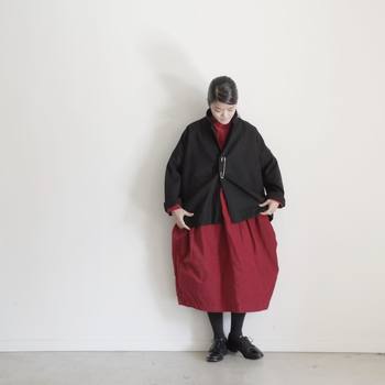 主役になる服といえばワンピース。赤のワンピースは女性だからこそ着られるアイテムです。黒と合わせると、大人っぽく着こなせますよ。