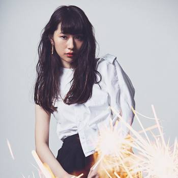こちらはもう少し本来の色味が感じられる艶感のあるレッドのリップ。少し唇にのせるようにつけてあげるだけで、口元だけでなく全体の印象も垢抜けます。シンプルなカラーのファッションによく映えるので、白やパステルカラーなどエッジの弱くなりがちな春先のファッションに合わせて使うのがオススメ。