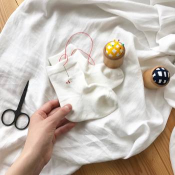 刺繍といってもいろいろな種類があるので、まずはお気に入りのポーチにイニシャルを入れてみたり、お子さまの靴下にワンポイントをプラスしてみたりと、ちいさなサイズでも「かわいい」と思えるようなものからはじめるのがおすすめ。