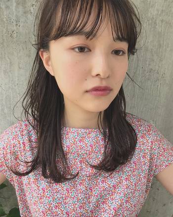 初めてでちょっと不安…というピンクシャドウ初心者さんは、かなり薄づきなタイプのものからトライしてみましょう。チップを使うと色がボテッと乗ってしまうことがあるので、ブラシや指の腹で優しく広げて♪