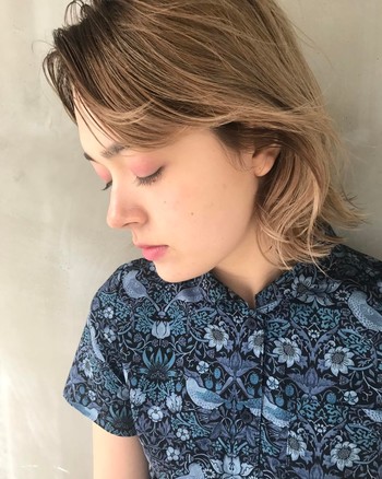 塗り方によっては野暮ったい印象になってしまうピンクシャドウ。幾重にも重ねてグラデーションをつくるというより、ふわっと広げるように乗せるのが“今どき”な使い方です。