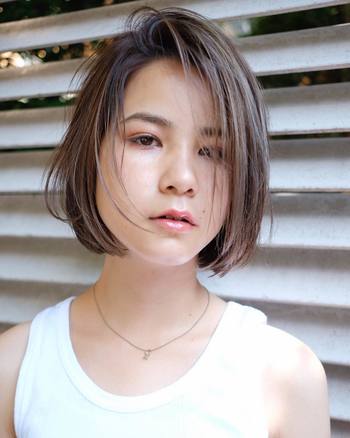クリアに近いグロスを中央に塗り、弾むようなぷるりんリップをゲット。細かいパールやラメが入っていると、さらに華やかな口元を演出できます。