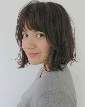 マット系のリップは持っていない!という方は、手持ちのリップを塗った後に軽くティッシュオフすればOK。オフする回数によって、発色や色味を調節することもできますよ。