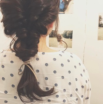 ゴムをひも状の細いリボンで結べば、ゴムが見えなくなるだけでなく、ヘアアレンジもグッと女性らしい印象に。普通のリボンよりもシックに大人っぽく仕上がります。