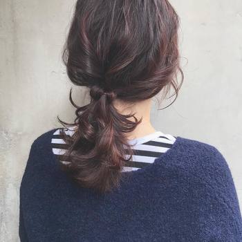 ヘアアレンジの完成度を高めるゴム隠し。このひと手間を加えるだけで、アレンジをグッと上級者っぽい仕上がりにすることができます。ぜひ参考にして、あか抜け感のあるおしゃれなスタイルを楽しんでくださいね♪