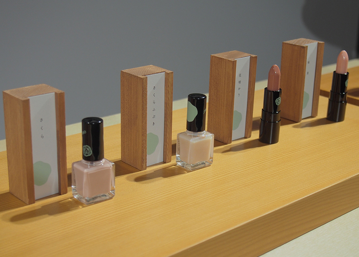 3月限定品のテーマは「さくら」の時期に合わせた「桜羊羹」です。
ルージュは、夜桜のような「花明かり」と、透けるピンクの「桜貝」
ネイルは、春ならではの「さくら」と、風にキラキラと舞う「さくらふぶき」