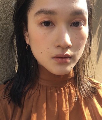 目元は、アイラインもマスカラもなし。目元のくぼんだ部分にオレンジをON。頬は頬骨の高い位置にのせたら、あまり広げすぎないのがポイント。あくまでも今回の主役はオレンジだから頬でも存在感をだしてあげて。唇ははみ出すぐらいが素敵だったりするから指で大胆に塗ってみて。するとジュワッと魅力的な唇が簡単に手に入るから。