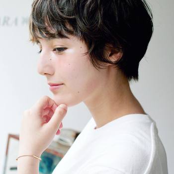 まつげのメイク&ケア方法とビューラーの使い方をご紹介しましたがいかがでしたか?大きな瞳は素敵ですが、年齢を重ねたら自然な目元を楽しみたいもの。ぜひ、参考にしてみてくださいね。