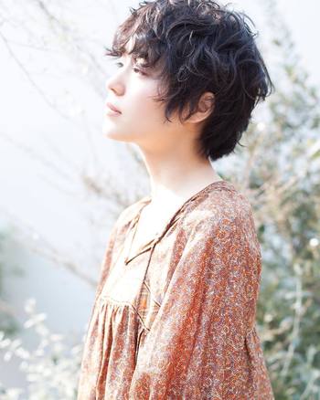 「飾ってないのにすごくキレイ…。」周囲にそんな印象を与える“透明感”は、女性ならぜひ手に入れたい大切な要素です。内側から自然と滲み出るようになればいいけれど、それがなかなか難しい…!
そこで今回は、透明感をメイクやヘアなどで叶える簡単な方法をご紹介。真似できるものがあれば、ぜひ明日から実践してみてくださいね♪
