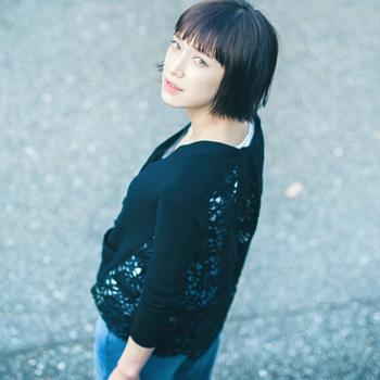 健やかな心と健康的なライフスタイルあってこその透明感ですが、その2つを実現させるのは簡単なことではありません。そこでトライしたいのが、今回ご紹介したような、メイクやヘア、小物選びなどでつくり出すというアプローチ。
ぜひ参考にして、涼やかで爽やかな、透明感のある女性を目指していきましょう♪