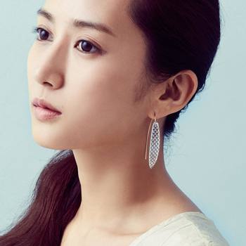 まさに“透明感”をダイレクトに表現するような、ガラス素材のアクセサリー。涼感が欲しい春夏の装いにもピッタリです♪