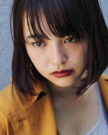 ヘアを暗くすることでスキンカラーとの強弱が生まれ、肌の明度を高く見せることができます。軽さを出したい場合は、ほんの少しだけブラウン系をプラス!