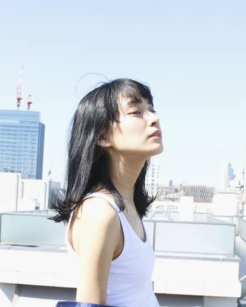 髪がパサついていると、肌までもどこか乾いた印象に。潤いのある美髪をゲットするために、日々のケアはしっかりと丁寧におこなってくださいね!