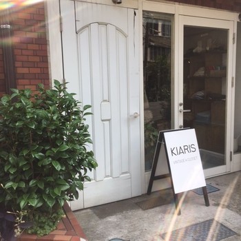 上質で大人の女性にもぴったりの古着が揃う「KIARIS vintage&closet キアリズ」。ラグジュアリーブランドと組み合わせてもしっくりくる品揃えが魅力です。