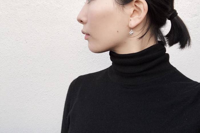 「コントゥアリング」メイクとは、簡単に説明すると顔を立体的に見せるメイクのことです。立体感がないと、のっぺりとした印象になってしまうのですが、立体感をつけ、顔まわりをシャープに見せることで小顔効果が期待できます。シャドウとハイライトを利用するだけなので、メイク初心者でも簡単にトライできるメイク方法です。