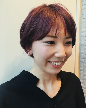 Cゾーンは目尻の上からこめかみ、そして目尻の下を通るラインのことです。目の外側まわりという感じですね。ここにハイライトをのせることで、顔の上部が明るい印象に変わります。