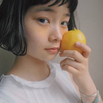 年齢が進むにつれて気になり始めるほうれい線も、コントゥアリングメイクをすれば大丈夫。ほうれい線にもサッとハイライトをのせておきましょう。ほうれい線の部分が明るくなるので、シワも目立ちにくくなります。