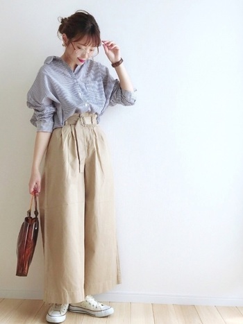 ベージュ ネイビー カーキ 定番色ならあわせやすい ワイドパンツ の春夏コーデ キナリノ