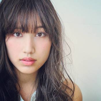 ともすると厚ぼったさだけが目立ってしまうパッツン前髪。透け感のあるシースルーバングなら、しっかり軽快なイメージにシフトします。