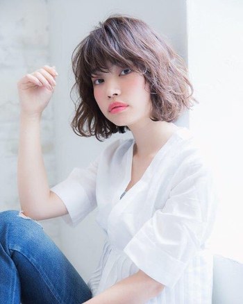 練り系コスメは顔のどのパーツにも使える便利アイテムです。ピンク系、オレンジ系と揃えておけば、アイシャドーやチーク、リップにも使えるオールマイティコスメ。お出かけにこれ1つ持っていけば活躍します。