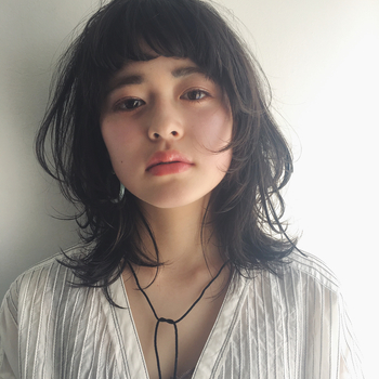 さらに、練り系コスメは肌のツヤ感もアップさせてくれます。肌になじみやすいので、《自然な透明感のあるお肌》に仕上がり、基本的にすべてのパーツへ使えるため、お出かけ中のメイク直しにはぴったりのアイテムです。