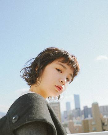 いかがでしたか?お出かけ中にメイクが崩れても、あわてずに便利アイテムでお直ししましょう。季節に合わせたメイク崩れしずらのウォータープルーフや、スマッジプルーフタイプを活用して、春夏のお出かけをより楽しみましょう♪