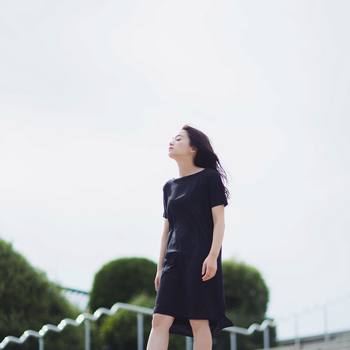 体のすみずみまで新しい空気が入ってくるように、どんな時も深い呼吸ができるように習慣化するのがオススメです。呼吸を胸で留めるのではなく、お腹まで入っていくようなイメージで。