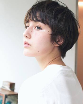 乗せる場所は、目の下の三角ゾーンと、目頭の「く」の字部分。光をキレイに反射して、瞳も活き活きと引き立てることができます。