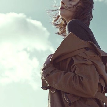 ファンデーションを塗らずとも、いくつかのアイテムをうまく使いこなすことで、美しいベースメイクはつくれます。下記のステップやコスメを参考にしつつ、自分にベストな方法にカスタマイズしてみてくださいね。