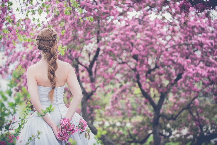 大切な友人の結婚式は、華やかにお祝いしたいもの。特にこれからの季節は、色とりどりの花々や青い空の下での祝福が続きます。そんな時は、黒いドレスよりもカラーのドレスの方が映えますよね。