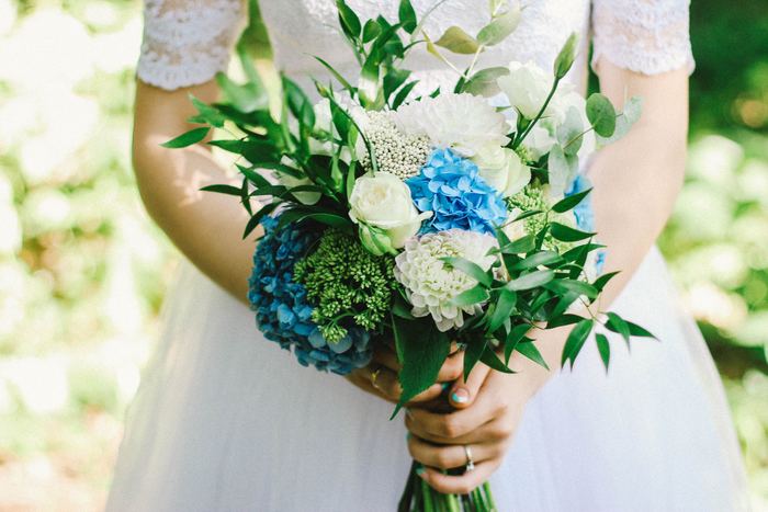 結婚式のルールは、昔に比べると緩くなってきているとはいえ、守るべきルールはいくつかあります。まず絶対に守らなければならないのは、“白を着ないこと”。白は花嫁が着るドレスの色、真っ白なドレスは避けましょう。