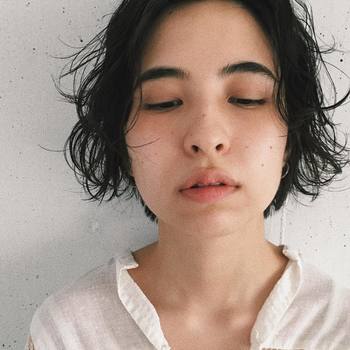 美しい髪を維持するための、シャンプー前の頭皮マッサージはぜひ取り入れてみてください。オイルを地肌に馴染ませて優しくマッサージします。乾燥しがちな頭皮の油分が補われバランスが整います。毛細血管にもアプローチして血行もよくなりリラックスできますよ。